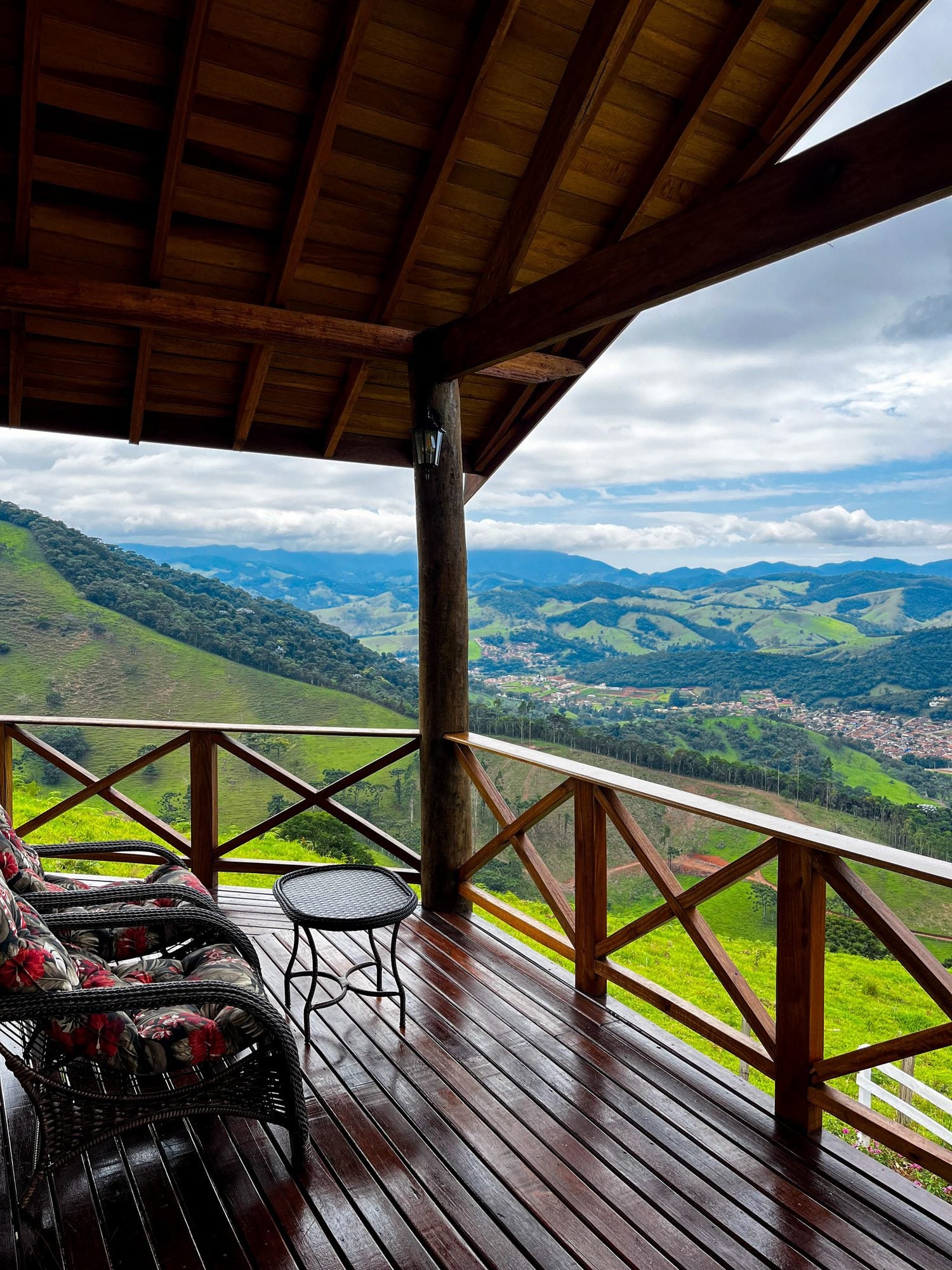 Café da manhã servido no chalé com vista