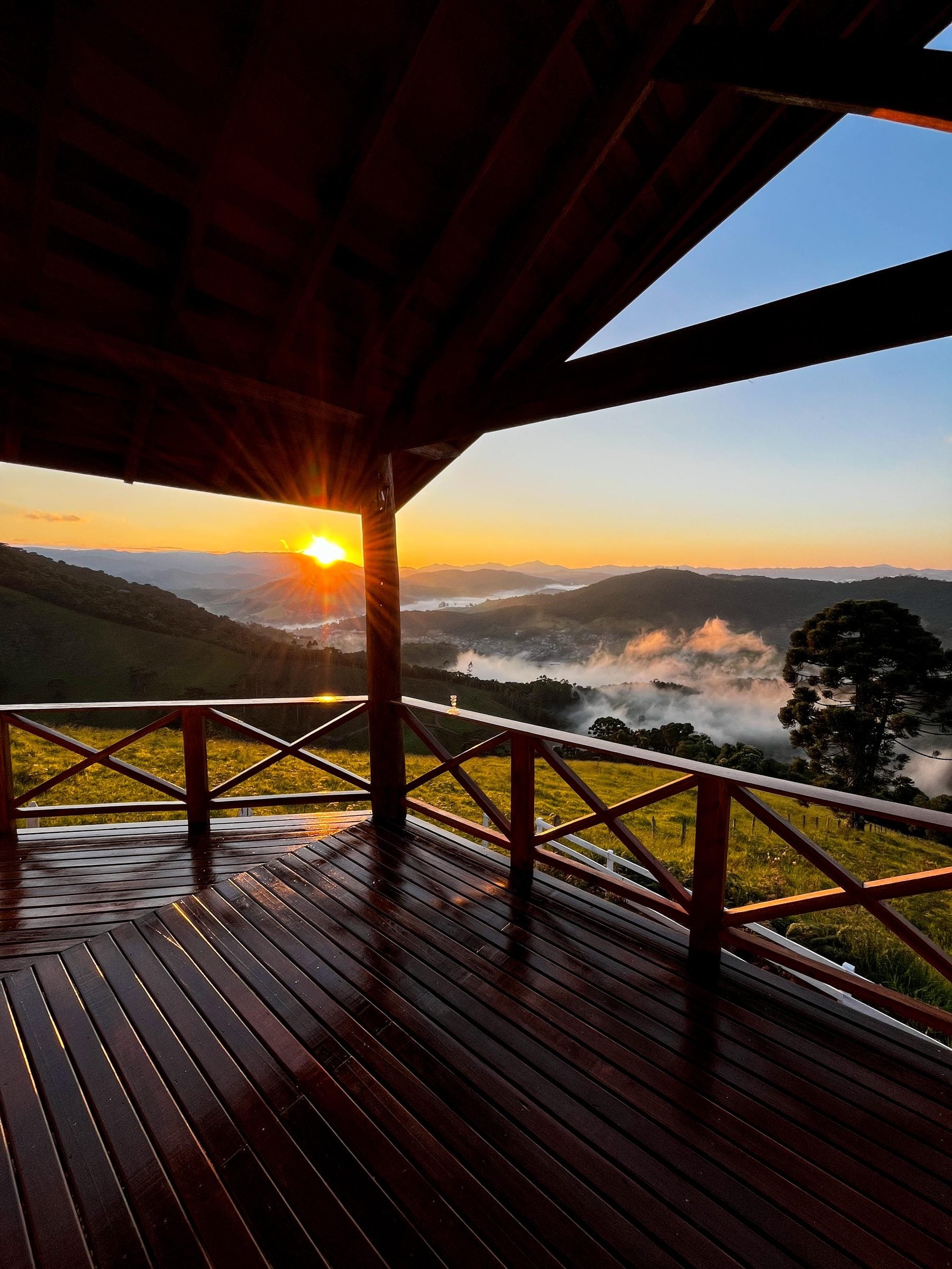 Mar de nuvens ao amanhecer sobre a Serra da Mantiqueira